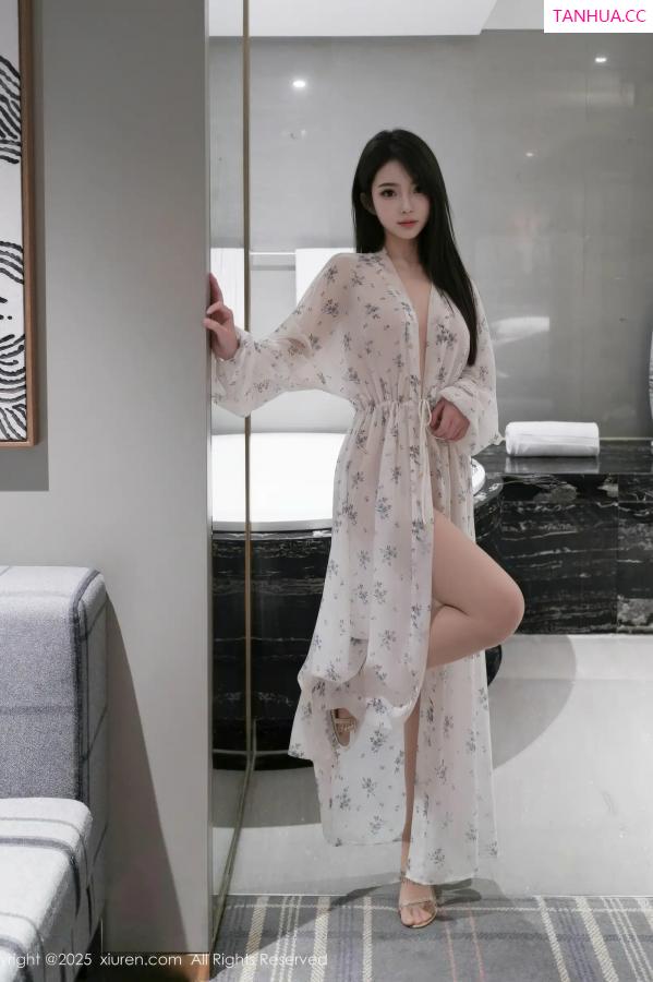   [XiuRen]高清写真图 2025.11.14 No.10988 烧烧小桃 性感长裙第21张图片
